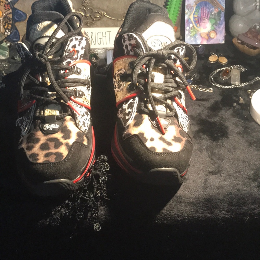 Buffalo hiking sneaker